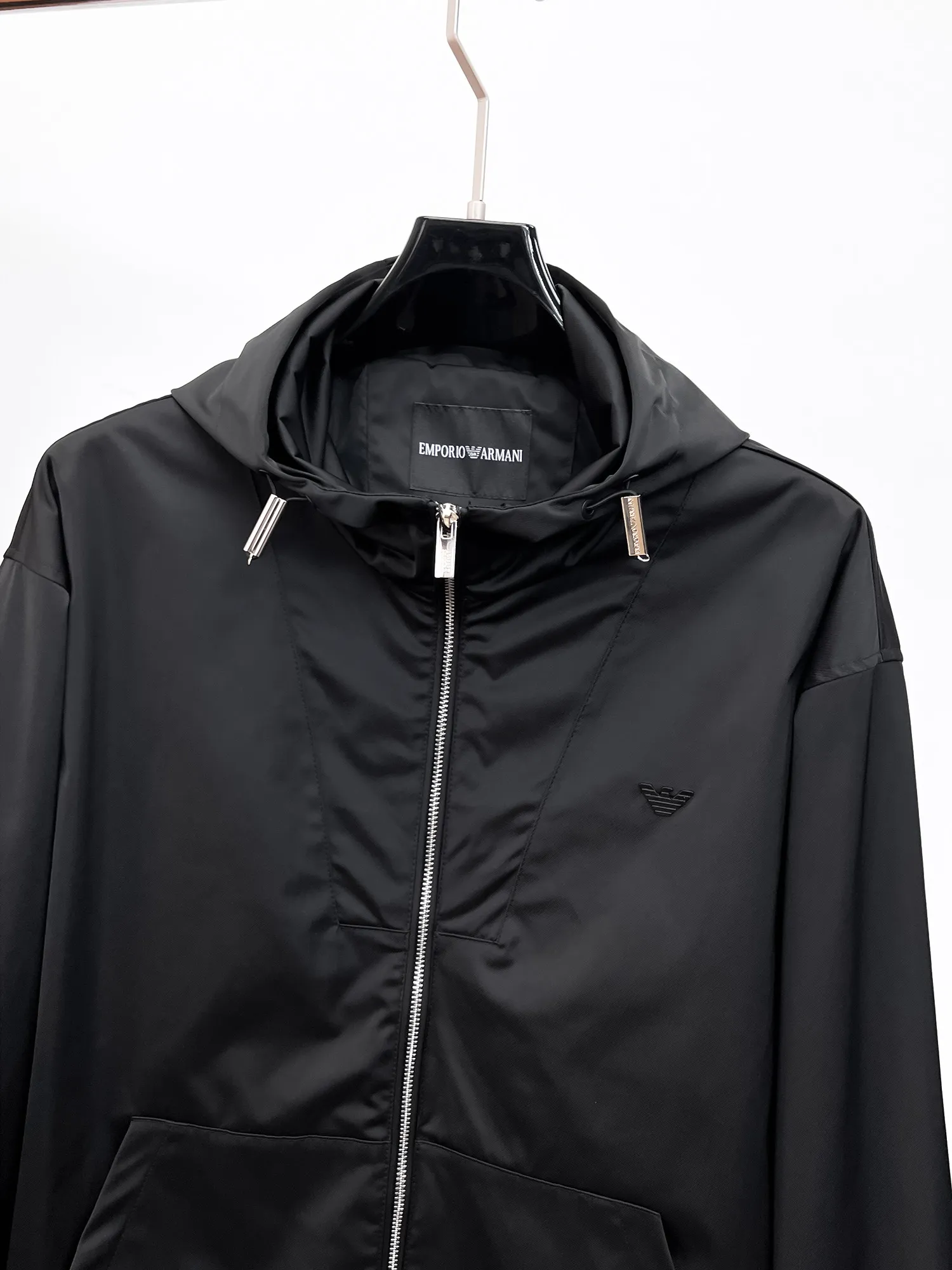 Armani official website Same Style, complete with three labels, on sale in advance. 2026 Autumn and Winter New Arrival men's jacket, Original with complete three labels, Premium version. Custom-made fabrics at the counter. Breathable, high comfort, impeccable details, brand element design concept, reflecting high quality. It feels delicate and soft, presents a casual cut, and has a great upper body shape. Sizes: M～3XL,